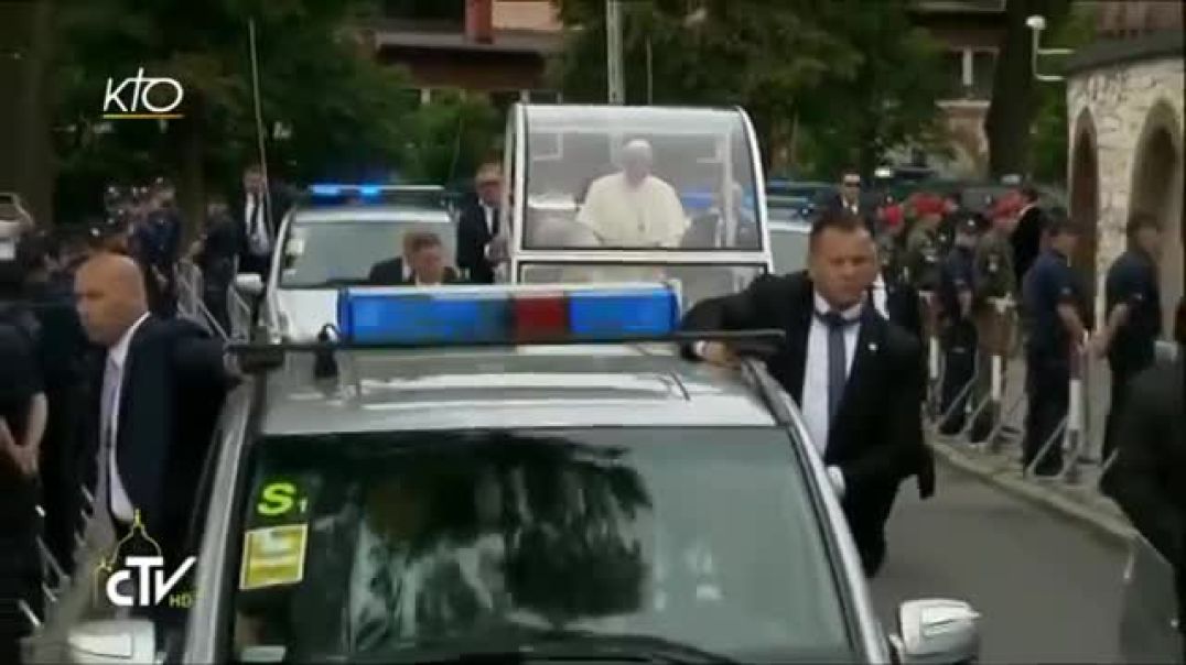 ⁣Pope Prays to black Mary and Jesus